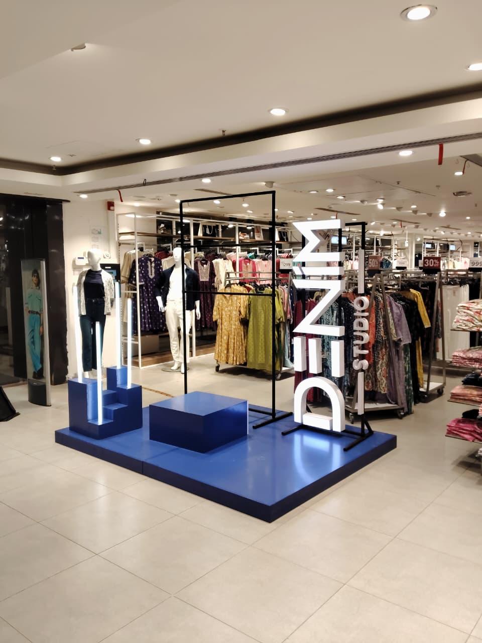 Finished execution / DENIM prop within the retail display.